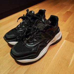 Buffalo Platforms - Buffalo Platform skor i storlek 37.  De är använda men i gott skick 