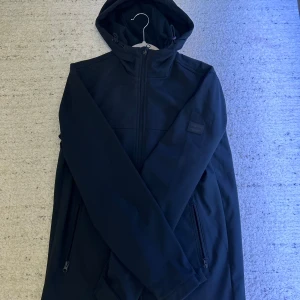 Vindjacka  - Säljer en vindjacka från jack & jones som passar bra inför hösten 