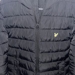 Lyle & Scott Jacka - En svart jacka som köpte för 1 år sedan, har använts sparsamt och är en laidback still. Pris kan diskuteras vid snabbköp 🙏🏻