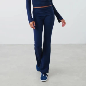 Yoga pants 💕 - Säljer dessa fina yoga pants från GinaTricot med kant som man viker över. Använda men i väldigt fint skick 🥰