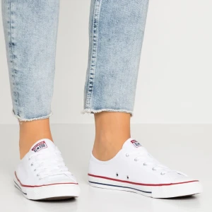 Vita converse i bra skick - Storlek 38, endast använda ett fåtal gånger, nypris ca 700 kr. Säljer för att jag inte använder dem.