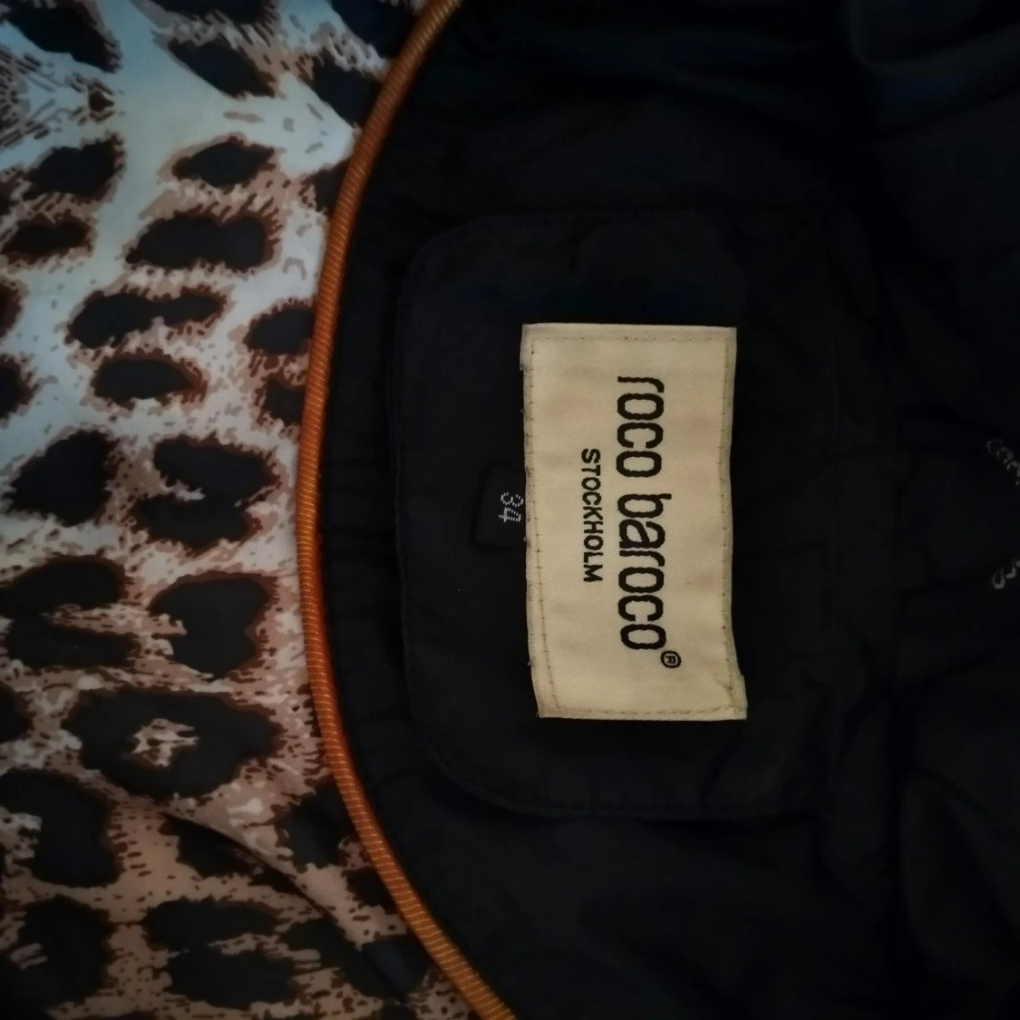 Svart dunjacka med pälsdetalj från Roco Baroco - 1