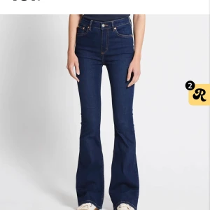 Mörkblå bootcut jeans - Snygga mörkblå bootcut jeans med hög midja. Klassisk femficksdesign och stilrena sömmar. Perfekta för en trendig look.