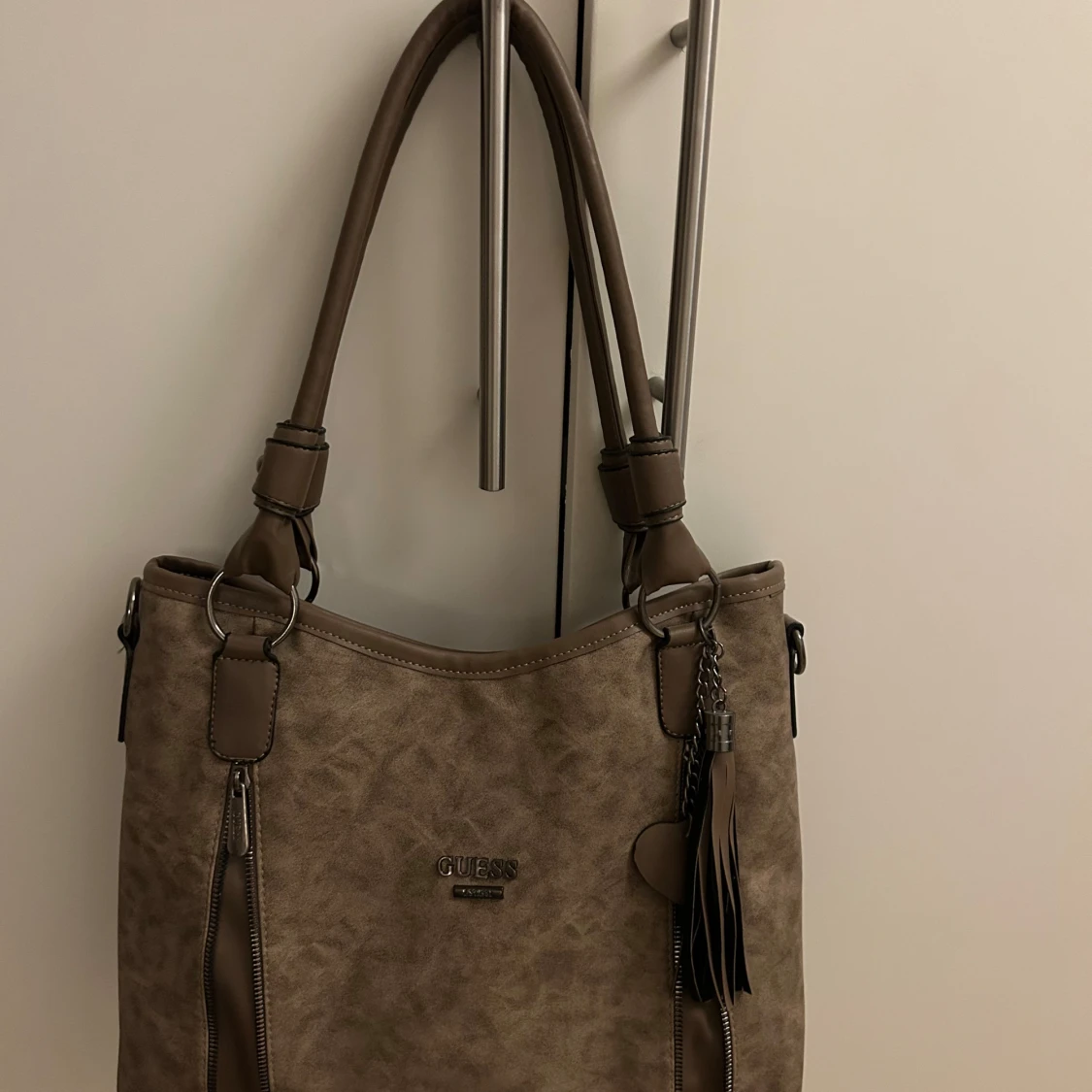 Beige axelväska från Guess