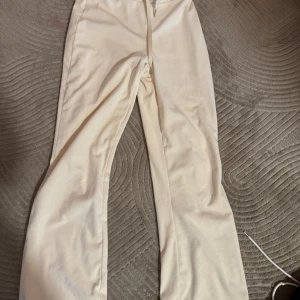 Olika byxor från Gina - Säljer ett par beige byxor med randigt mönster. De har en avslappnad passform och är perfekta för en stilren look. Byxorna är lätta och bekväma, vilket gör dem idealiska för varmare väder. 