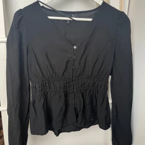 Långarmad blus  - Blus från Vero Moda. Använd typ 1 gång, skriv för fler bilder 💕 Stryks såklart innan! 