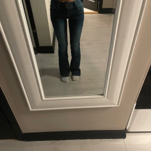 Mörkblå jeans - Säljer dessa oandvända mörkblåa jeans. De är i storlek s men ja brukar vanligtvis ha storlek xs, innerbenslängden är ca 81 cm