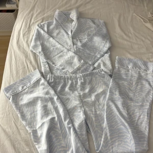 Silk pyjamas set från Gina💕 - Jätte gulligt silk pyjamas set med zebra mönster från Gina Young. Pyjamasen är i stolek 146/152 och är använt max 1 gång. Den finns inte att köpa på hemsidan eller i butik längre.