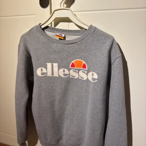 Grå sweatshirt från Ellesse - Säljer en grå sweatshirt från Ellesse, storleken är i S och är i mycket bra skick med inga fläckar eller liknande.