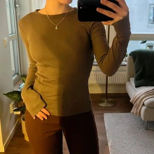 Brun långärmad tröja - Brun långärmad topp i ribbat material