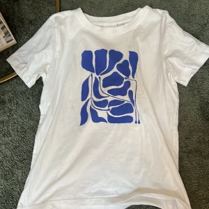 Snygg sommar tröja  - Skönt T-shirt med ett snyggt tryck i mitten 