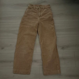 Corduroy byxor   - beige byxor storlek 34