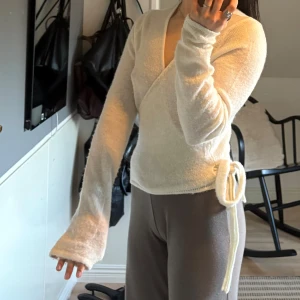 Brandy Melville knyt kofta - Så söt tröja från Brandy Melville som kan knytas på sidan💕