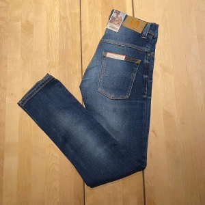 Nya Mörkblå Nudie Jeans  - Tjena! Säljer ett par mörkblå jeans från Nudie. De är helt nya och har lapparna kvar. De har en riktigt snygg tvätt. Nypris: 1500, mitt pris: 599! Det är bara att höra av sig vid närmsta fundering! Kolla även in min profil för mer nudie jeans!🙌🙏