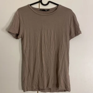 Tight tishirt - Tight tshirt från lager 157, använd 3-4 gånger, denr skrynklig då den legat i garderoben ett bra tag