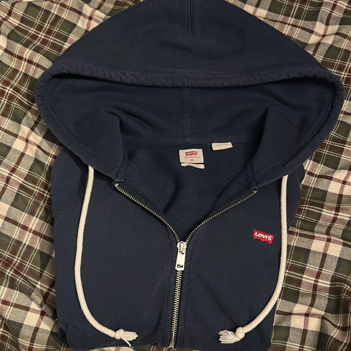 Mörkblå hoodie från Levi's - 1