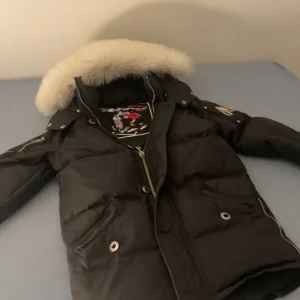 Moose jacka  - Jag säljer min jacka pågrund av att ja köpt ny jacka och denna används inte längre .