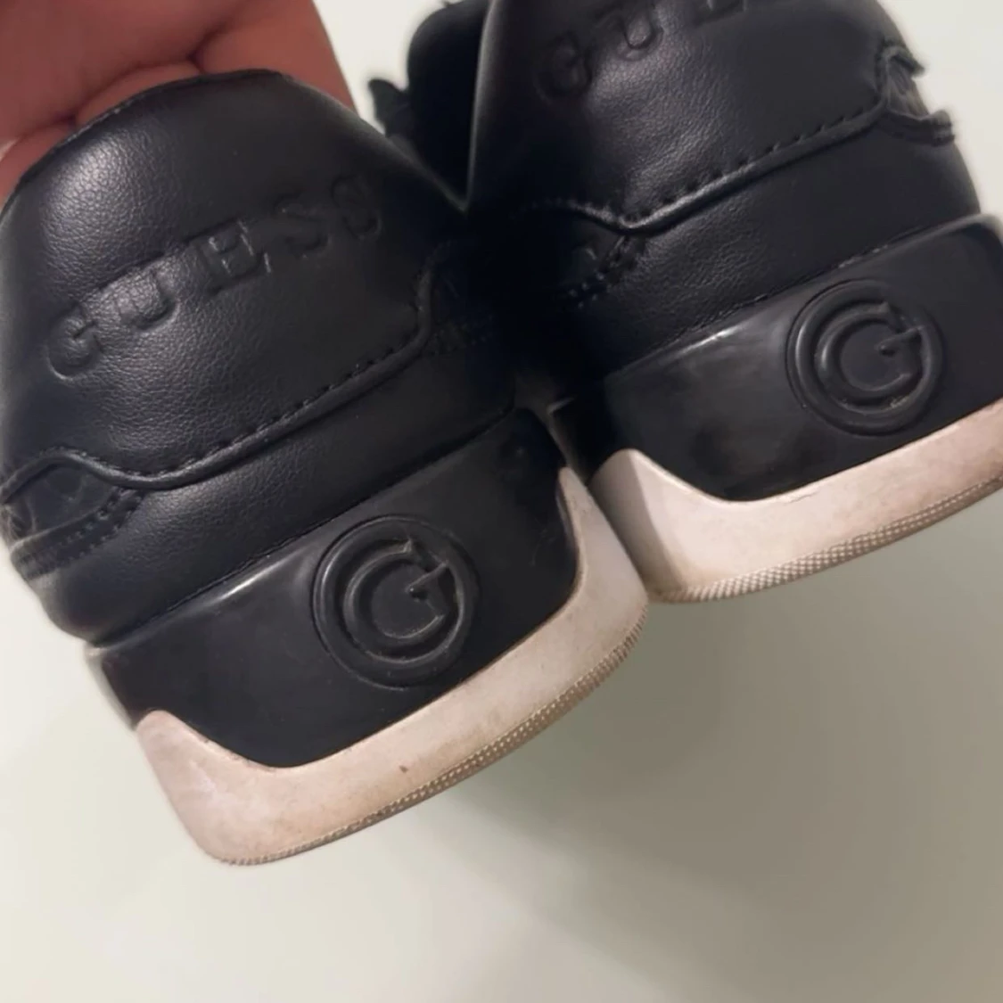 Svarta sneakers från Guess - 1