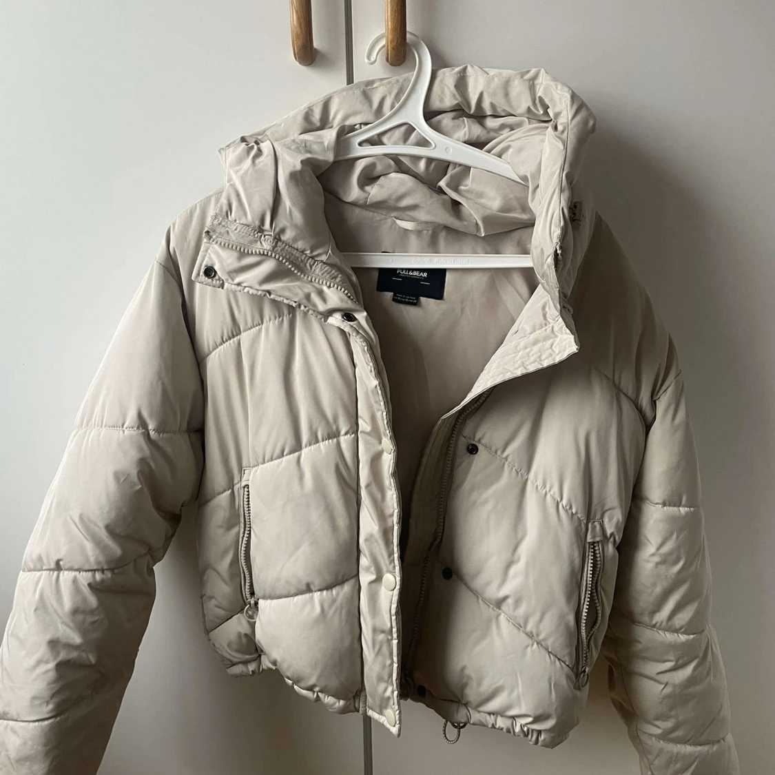 Beige pufferjacka från Pull&Bear - 2