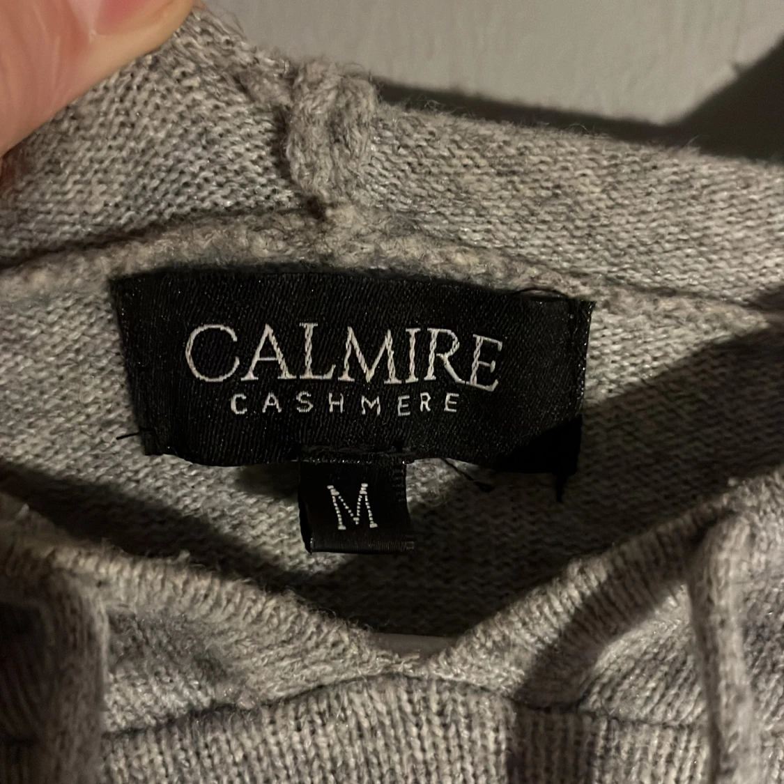 Grå cashmere hoodie från Calmire - 1