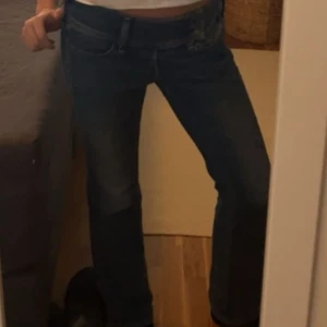 Diesel jeans - Skit snygga, lågmidjade, bootcut jeans/ straight från diesel! Är i väldigt bra skick. Storlek: waist 31 och Längd 30.