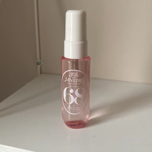 Sol de Janerio 68 - Säljer denna nya sol de janerio i lukten 68, det är 30 ml och perfekt för att ha i väskan! Säljer för att jag har en till likadan💗🌺