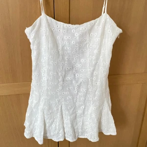 Zara miniklänning - Vit miniklänning från zara, perfekt till sommaren, passar också till studenten 🥰