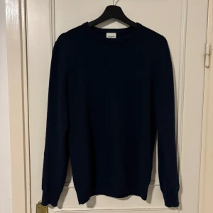 Mörkblå tröja från John Henric - Säljer en stilren mörkblå tröja från John Henric. Tröjan har en klassisk design med rund hals och långa ärmar, perfekt för en elegant och avslappnad look. Passar bra till både jeans och chinos.                       Inge hål eller skador.                                                           Ny pris 2200kr.        Pris kan diskuteras 