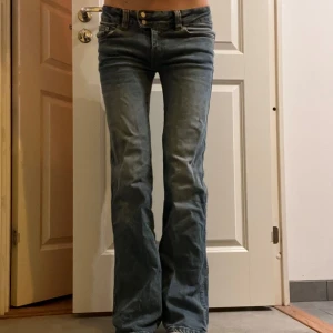Blå low waist bootcut jeans - Blå bootcut jeans med låg midja. Endast använda ett fåtal gånger och är i nyskick🩷Jag är 173 och de passar mig jätte bra på längden🩷Skriv för fler bilder🩷