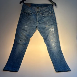 Dondup George Jeans. UTFÖRSÄLJNING - Dondup George jeans i modellen slim fit och storleken 33. Jeansen är i bra skick med en del små samt stora slitningar. Modellen är 183cm. Vid fler frågor hör av er i pm! 🙌🏻🔥
