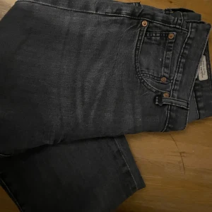 Svarta Levis 501 jeans - Klassiska svarta Levis 501 Perfekta för en avslappnad stil med en tidlös design. Storlek 31x34.