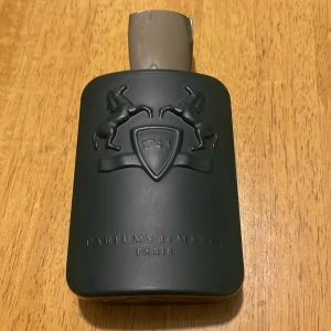 Perfumes De Marley  - Tjena! Säljer denna Disscontinued PDM Byerley. Den är discontinued och svår att få tag i. Påminner lite om Haltane med en råare trädoft samt bergamott. Riktigt fin och annourlunda doft som varar skiiitlänge. Orderbekräftelse finns, och den kommer med boxen och allt 👌 MAX 5ml använt så skulle säga att den har 120ml kvar som minst. Skriv om ni har frågor, pris går att diskuteras 👌