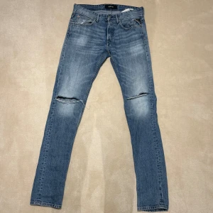 Replay jeans slitningar  - Säljer nu de här snygga Replay jeansen med slitningar. Nypris ligger på 1600kr mitt pris 499kr de är i storlek W30 L34. Bara att höra av er vid fundering mvh Liam