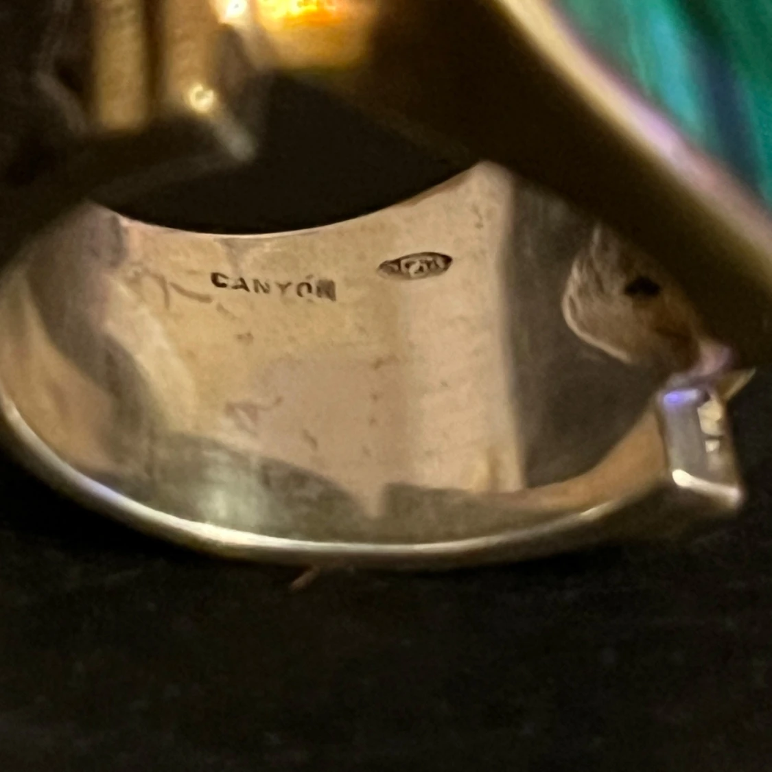 Ring med grön sten och pärldetaljer - 2