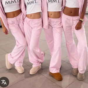 Rosa mjukisbyxor - Säljer dessa mjukisbyxor från Meet Me There, lågmidjade, aldrig använda! Storlek S/M nypris nypris: ca 500kr (inte frakt inräknadk) mitt pris: 249kr