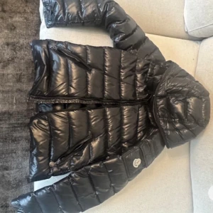Moncler jacka  - Säljer denna super fina jacka i bra skick. Kvitto finns🥰