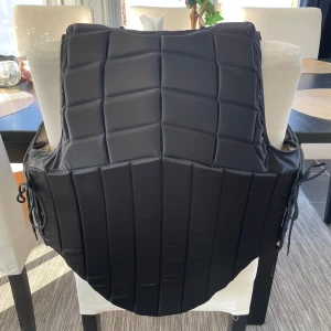 Racesafe väst - Säljer denna fina ridväst från racesafe då den tyvärr är för stor för mig. Dam XS. Bara skriva om du har någon fråga.🥰Pris går att diskutera.