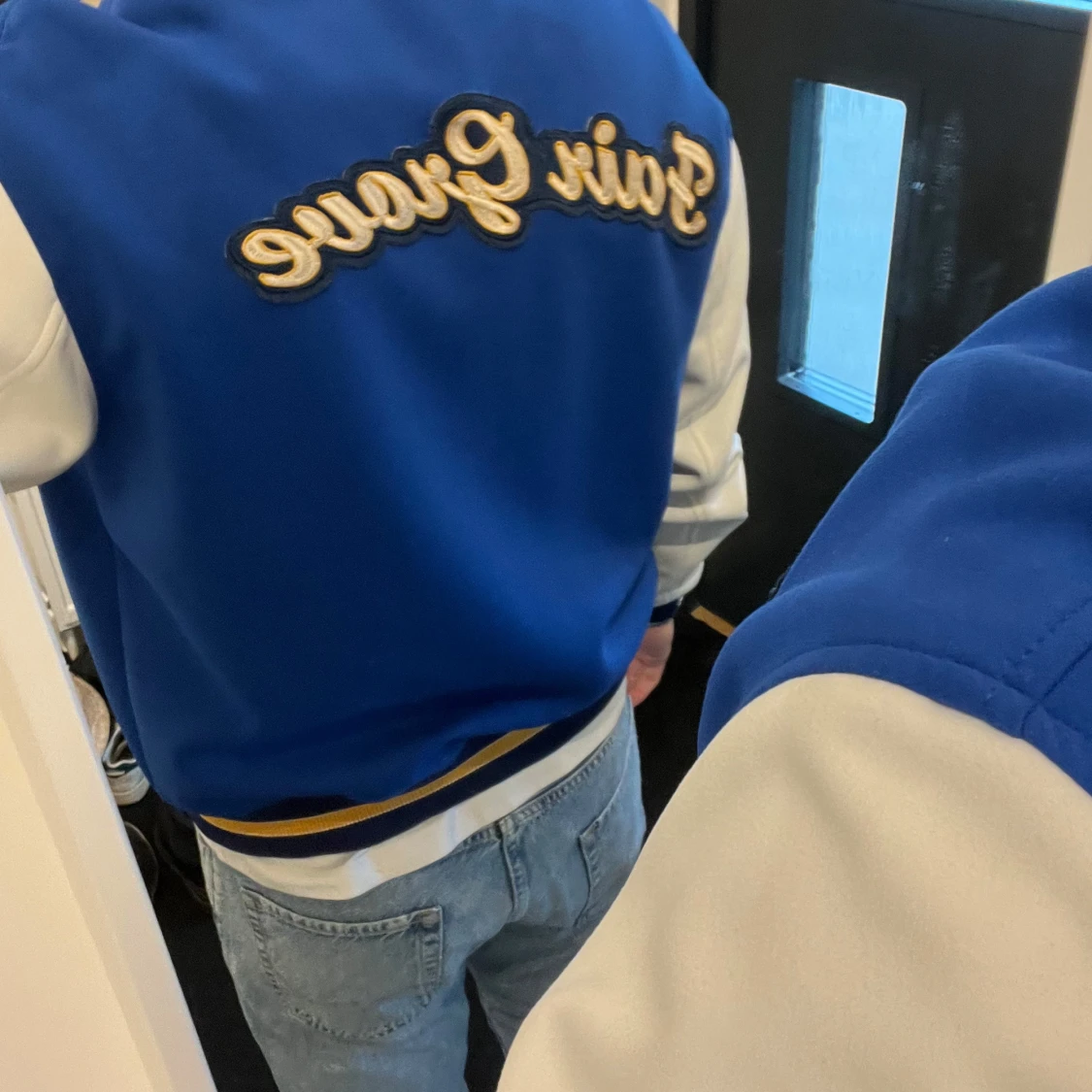 Blå och vit bomberjacka med bokstavsdetalj - 2