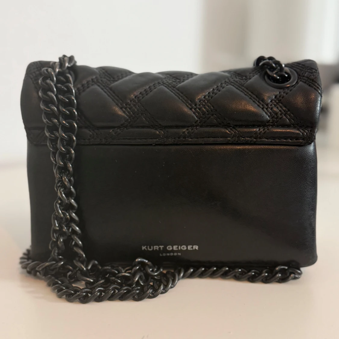 Svart quiltad axelväska från Kurt Geiger - 2