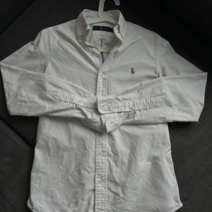 Ralph Lauren Skjorta - En vit Ralph Lauren skjorta i storlek XS som passar S! HMU om just du är sugen!🤑