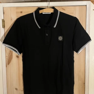 Stone Island Piké - Samma historia som den andra jag försöker sälja, fick båda i present och använd enstaka gånger. Men jag är lite större än medium så denna behöver säljas. Prislappen är avtagen men jag har kvar den