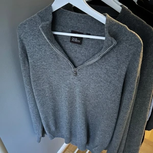 Grå tröja med dragkedja från Oscar Jacobsson - Oscar Jacobsson zip tröja. Nypris ca 2000