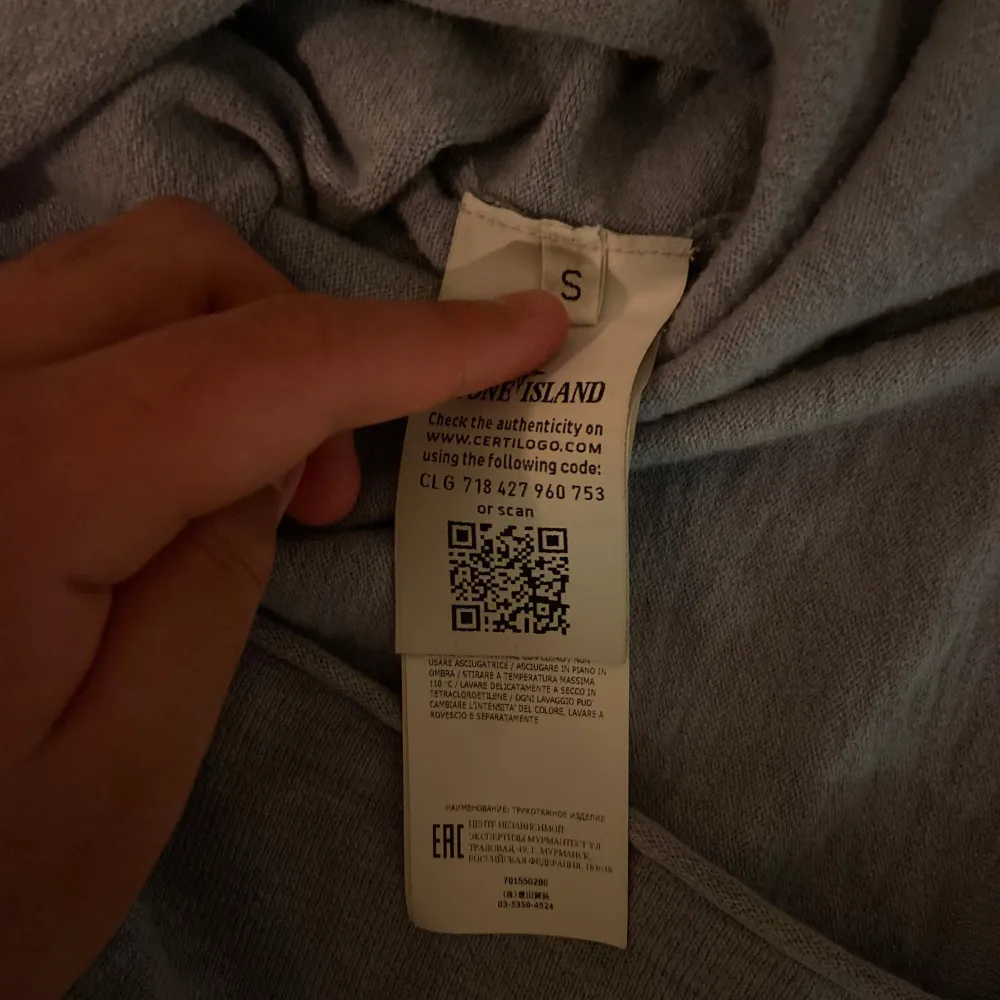 Hej, jag säljer en stilren grå sweatshirt från Stone Island i storlek S. Sweatshirten är väldigt bekväm och är i väldigt gott skick då den inte har nå defekter eller fläckar. Pris kan diskuteras vid en snabb affär, buda gärna. Mvh Emil. . Neuletakit & Villapaidat.