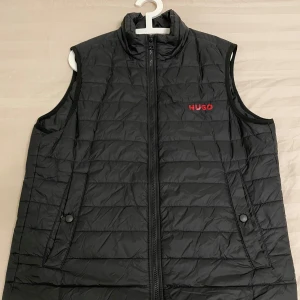 Hugo väst - Svart Hugo väst, är som ny inga defekter. Pris kan diskuteras 