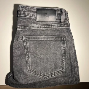 Low waisted straight leg jeans - Snygga grå/svarta jeans från Nelly! Jeans är låg midjade och har rak passform i benen. Jeansen är bara använda ett fåtal gånger och fortfarande i perfekt skick 💗Midjemått: 38cm, Innerbenslängd: 80