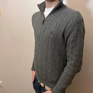 POLO RALPH LAUREN HALVZIP - Säljer en skit snygg kabel knittad Polo Ralph lauren halvzip. | Skick 9/10 mycket bra! | Nypris runt 2500 | Mitt pris 699kr🚨 | Såklart Äkta! | Dm vid några funderingar eller frågor 💪 