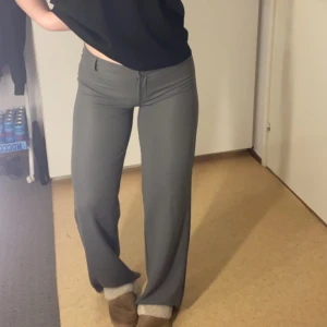 Kostymbyxor  - Grå kostymbyxor från Nelly, använda 1-2 gånger, inga defekter 