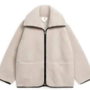 Beige teddyjacka - Säljer en jätte snygg teddy jacka från arket, knappt använd! Ny pris 1590❣️