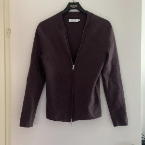 Brun kofta från Ljung by Marcus Larsson - Säljer en stilren brun kofta från Ljung by Marcus Larsson. Koftan har en dragkedja framtill och långa ärmar. Perfekt för en avslappnad och snygg look.