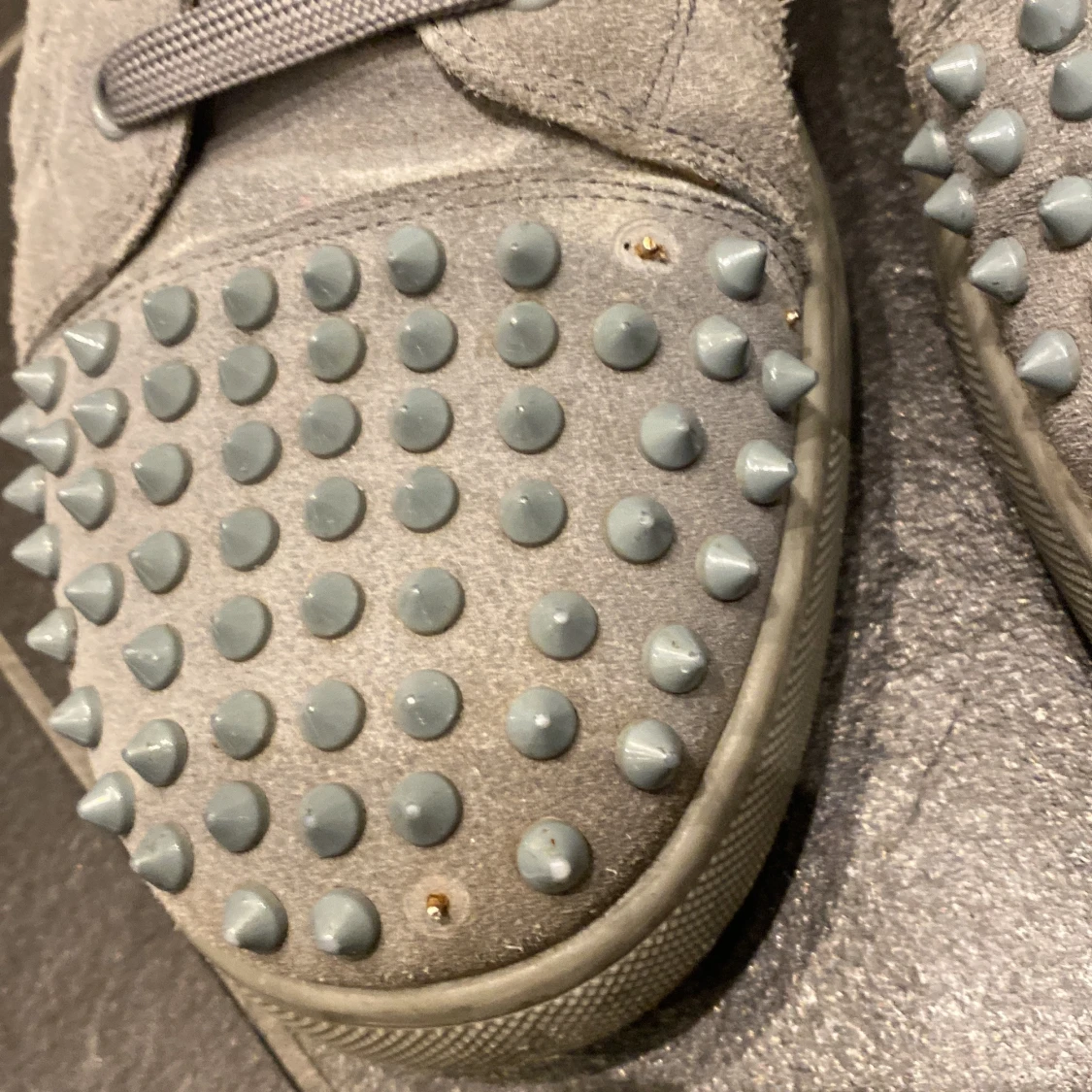 Grå sneakers med spikar från Christian Louboutin - 2